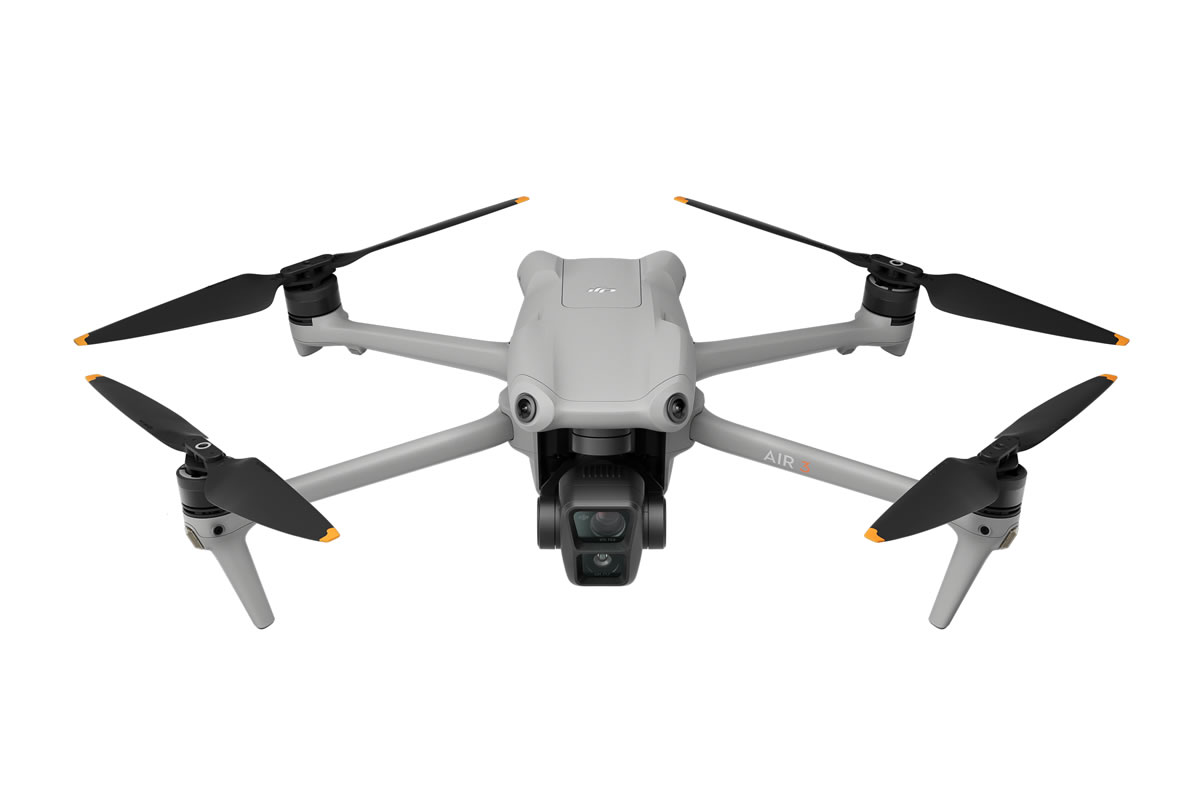 Air 3は、Airシリーズとして、初めて2種類のメインカメラを搭載したモデルです。洗練された外観のコンパクトなボディに、広角カメラと3倍ズーム対応の中望遠カメラが搭載され、どちらも1/1.3インチCMOSセンサーが採用されています。両カメラ共に同じセンサーサイズであるため、どちらのカメラで撮影しても同等の画質で撮影でき、焦点距離は異なるため、様々な構図で撮影することができます。