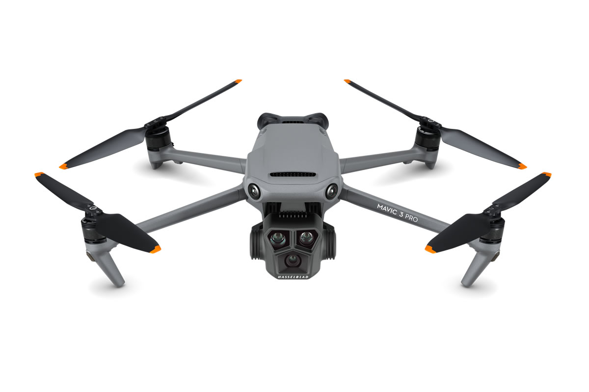 DJI Mavic 3シリーズに、イメージング性能をさらに進化させたMavic 3 Proが新登場。3種類のセンサーと焦点距離に対応したレンズからなる3眼カメラシステムを搭載し、カメラドローンの新たなスタンダードを確立します。この3眼カメラドローンMavic 3 Proは、Hasselbladカメラと2種類の望遠カメラから構成され、人目を引く景色を捉え、フォトジェニックなストーリーを生み、シネマティックな作品を作り出します。さあ、創造性を思う存分発揮して、そのインスピレーションを形にしましょう。