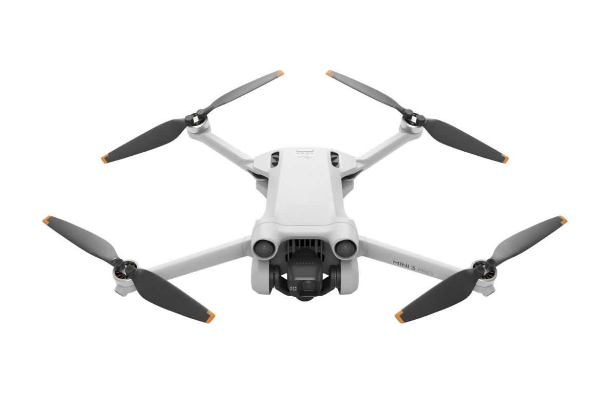 携帯性抜群のミニドローンDJI Mini 3 Proは、そのサイズからは想像できないほどパワフルです。重量249 g未満の軽量ボディに、1/1.3インチセンサーとプロレベルの撮影機能、そして、Miniシリーズ史上最高の安全機能を搭載した、ユーザーフレンドリーで高性能なこのドローンは、今までのミニサイズドローンのイメージを覆します。