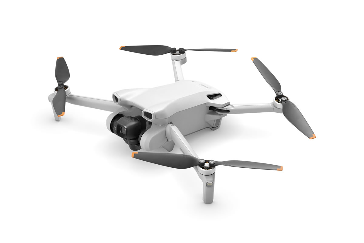 コンパクトで超軽量なカメラドローンDJI Mini 3は、どんな冒険にも気軽に持ち出せます。バッテリー駆動時間がさらに長くなり、4K HDR動画も撮影可能です。細部まで鮮明に、ありのままの色合いを撮影します。SNSにぴったりな縦向き撮影を使えば、魅力的な映像も撮影できます。ビーチでの散歩、バックパックだけで旅する週末トリップ、長期間のロードトリップなど、全ての瞬間を残すことなく記録しましょう。