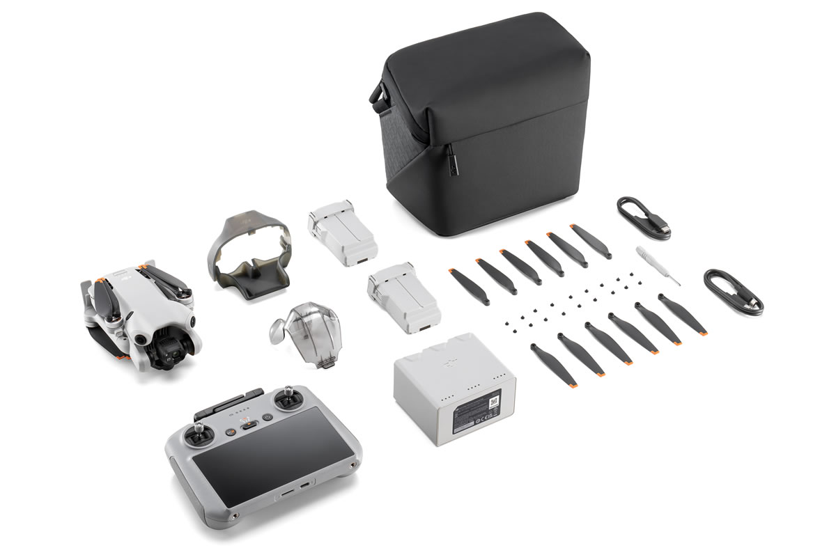 700ニトの明るさを実現する5.5インチ 1080pディスプレイを搭載したDJI RC 2、2つの追加バッテリー、バッテリー充電ハブなどが同梱。