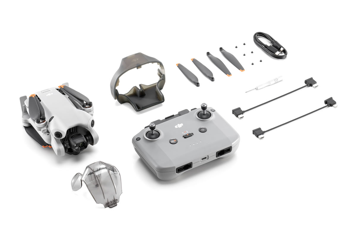 標準送信機DJI RC-N2が同梱され、自分のスマートフォンを使って、ライブ映像や飛行ステータスを確認できます。