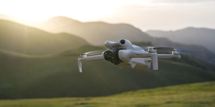 DJI Mini 4 Proは、ミニカメラドローンの中で最高レベルの品質を誇ります。パワフルなイメージング性能、全方向障害物検知機能、新たなトレースモードに対応したActiveTrack 360°、最大20 kmのフルHD映像伝送システムなどを搭載し、プロでもビギナーでも楽しめるドローンとなっています。