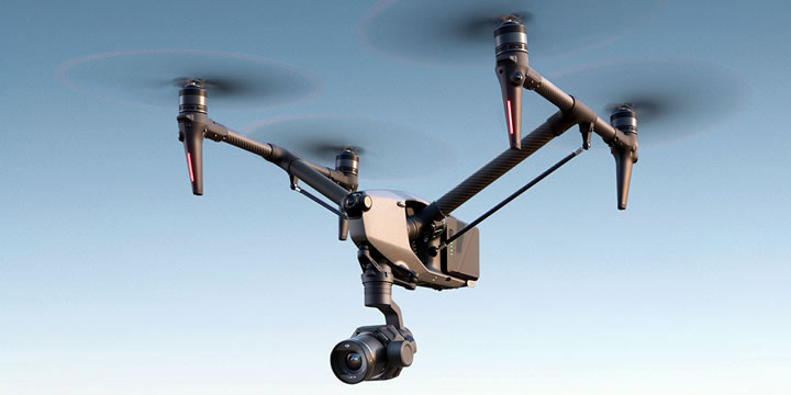 Inspireシリーズの機体フレーム形態の変形設計を引き継いだInspire 3では、360度パンやチルトブーストに対応した新デザインを採用しています。ランディングギアが下がっている時、ジンバルは上向き80度までカメラを向けて撮影でき、機体フレームなどの映り込みはありません。これにより、今までにない斬新なショットを撮影できます。