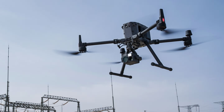 Matrice 350 RTKは、一新された映像伝送システムを採用し、今までにない制御体験を提供します。また、効率性が向上したバッテリーシステム、より包括的な安全機能、パワフルな積載性能と拡張性も兼ね備えており、あらゆるドローン業務に革新を起こし、業務を強力にサポートします。