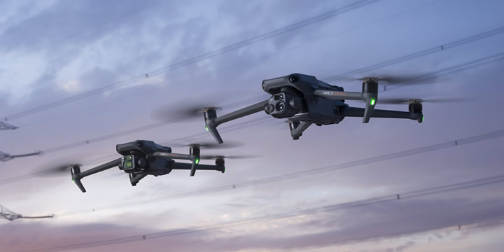 Mavic 3Eは、メカニカルシャッター、56倍ズーム対応カメラ、cmレベルの正確な測位を実現するRTKモジュールを搭載し、マッピングなどの業務効率性を新たな高みへと向上させます。Mavic 3Tは、サーマルカメラを搭載し、消防活動、捜索救助活動、点検、夜間業務などで活躍します。