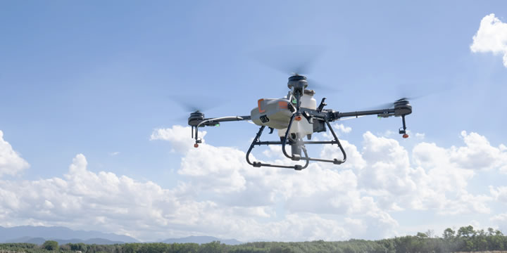 AGRAS T10は、4つのプロペラの折り畳み構造。AGRAS T30と同じく球体型全方位レーダー、前後FPVカメラを搭載。アームもワンタッチ式で、コンパクトで使いやすく初心者にも最適な農業ドローンです。
