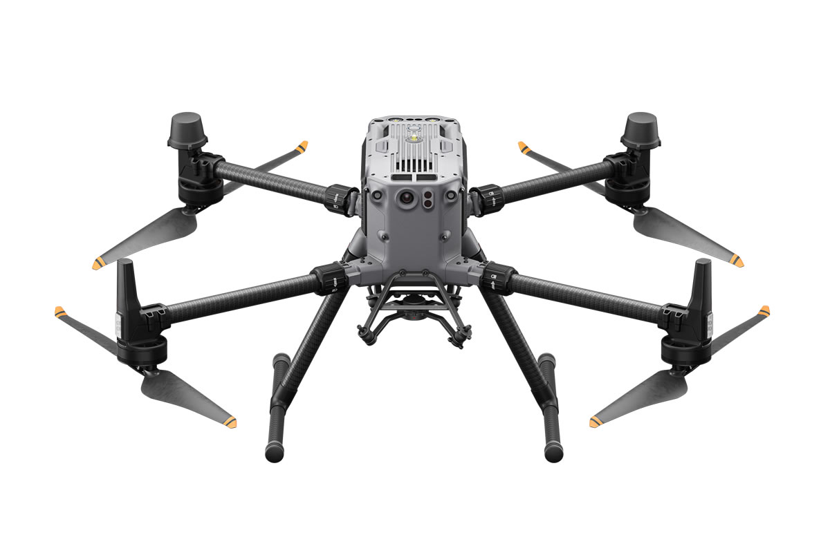 進化したフラッグシップ ドローンプラットフォームMatrice 350 RTKは、この業界に新たなスタンダードを確立します。この次世代ドローンプラットフォームは、一新された映像伝送システムを採用し、今までにない制御体験を提供します。また、効率性が向上したバッテリーシステム、より包括的な安全機能、パワフルな積載性能と拡張性も兼ね備えています。このような特長を備えたMatrice 350 RTKは、あらゆるドローン業務に革新を起こし、業務を強力にサポートします。