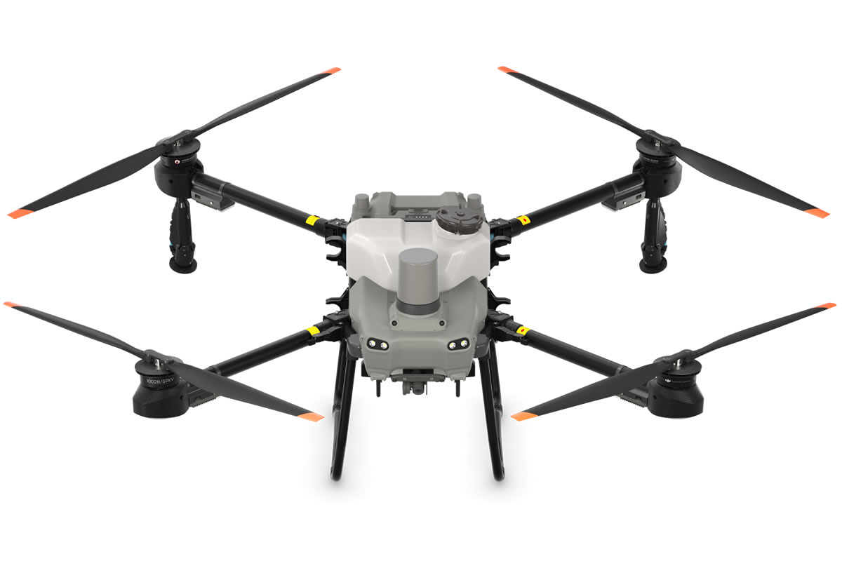 Agras T25は、コンパクトな農業用ドローンの新たな基準を確立します。軽量で機敏な動きが可能なT25は、一人でも簡単に操作できます。最大20 kgの噴霧ペイロード、または最大20 kgの散布ペイロードに対応しています。また、T25は、前方および後方フェーズドアレイレーダー、両眼ビジョンシステム、高解像FPVジンバルカメラを搭載し、測量やマッピングから噴霧・散布作業に至るまで幅広いミッションに対応し、多様な地形環境下で優れた性能を発揮します。
